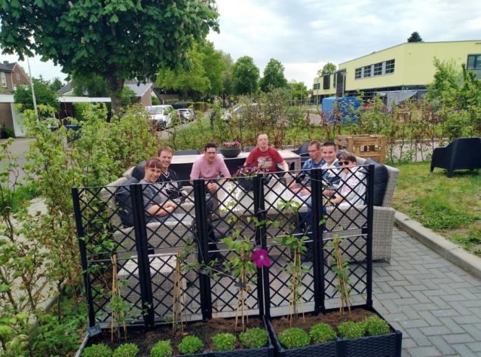 Vier jonge mannen genieten van het terras